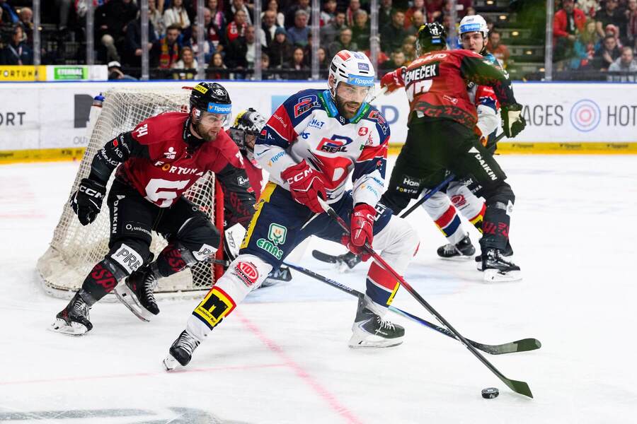 Dynamo se v&nbsp;semifinále utká se Spartou, Třinec s&nbsp;Karlovými Vary
