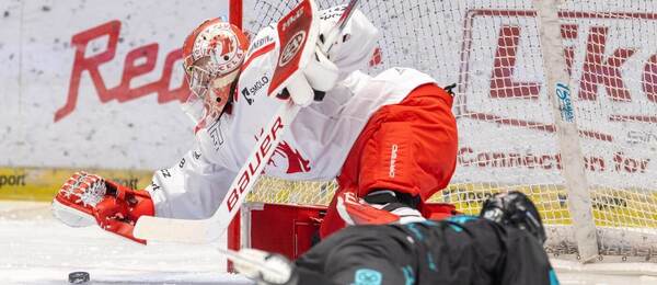 Marek Mazanec likviduje šanci v 52. kole základní části ELH 2025/2026. Dnes se Třinec a Karlovy Vary střetnou v 1. semifinále play off.