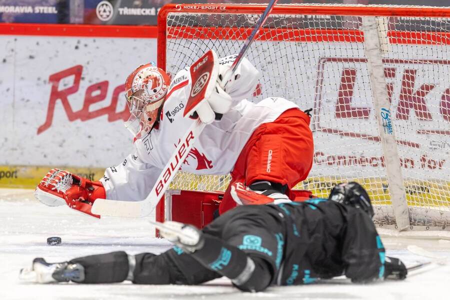 Marek Mazanec likviduje šanci v&nbsp;52. kole základní části ELH 2025/2026. Dnes se Třinec a&nbsp;Karlovy Vary střetnou v&nbsp;1. semifinále play off.