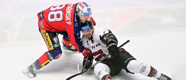 Zápas 1. semifinále TELH 2025/26: Na snímku zleva Jan Stránský z Pardubic a sparťanský hráč Mikael Seppälä