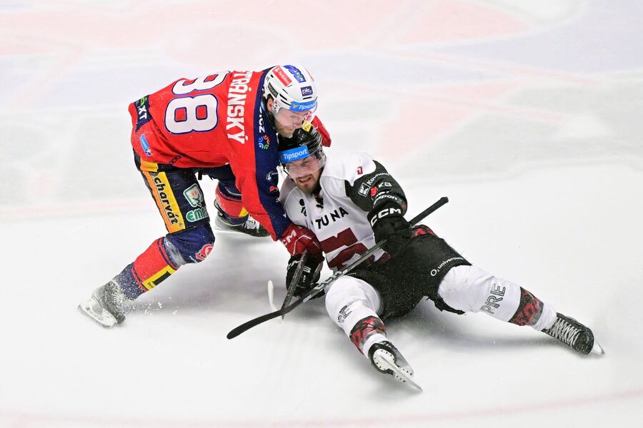 Zápas 1.&nbsp;semifinále TELH 2025/26: Na snímku zleva Jan Stránský z&nbsp;Pardubic a&nbsp;sparťanský hráč Mikael Seppälä