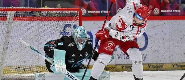 Třinecký Oscar Flynn před karlovarským gólmanem Dominikem Frodlem