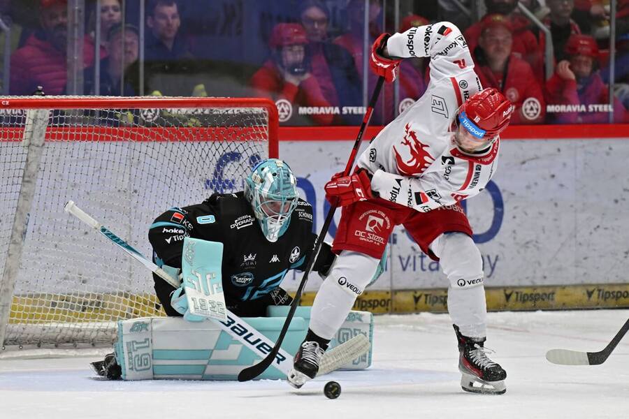 Třinecký Oscar Flynn před karlovarským gólmanem Dominikem Frodlem