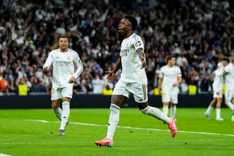 Fotbalisté Realu Madrid se radují z&nbsp;gólu do sítě Atlética, zápas 29. kola La Ligy 2025–26