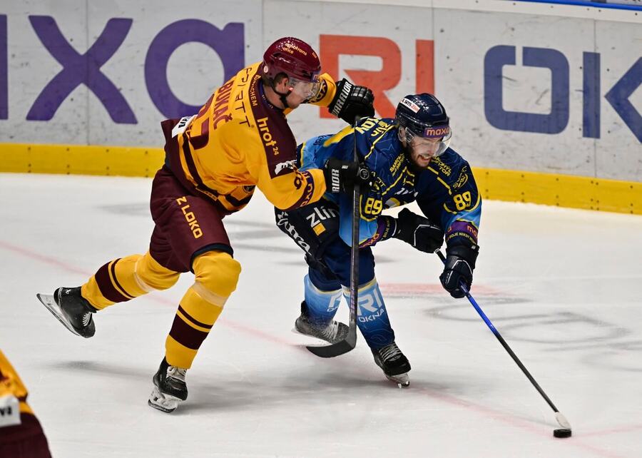 Zlín a&nbsp;Jihlava dnes hrají 4.&nbsp;finále Maxa ligy 2026. Zde Daniel Bukač (Dukla) a&nbsp;Stanislav Sadovikov (Berani) ve včerejším 3.&nbsp;zápase.