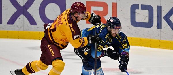 Zlín a Jihlava dnes hrají 4. finále Maxa ligy 2026. Zde Daniel Bukač (Dukla) a Stanislav Sadovikov (Berani) ve včerejším 3. zápase.