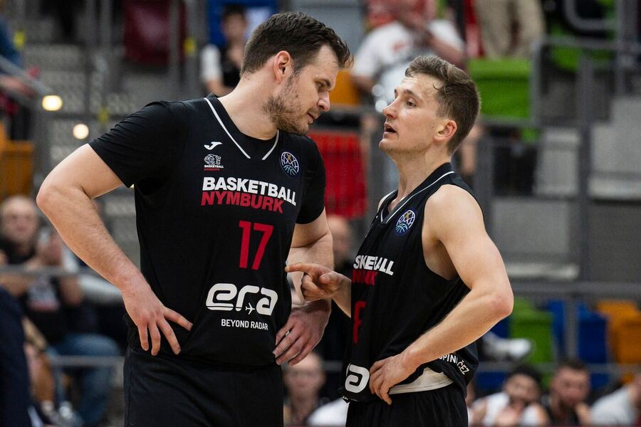 Jaromír Bohačík (vlevo) se radí s&nbsp;Goranem Filipovičem