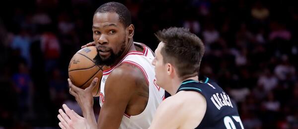 Vít Krejčí brání Kevina Duranta