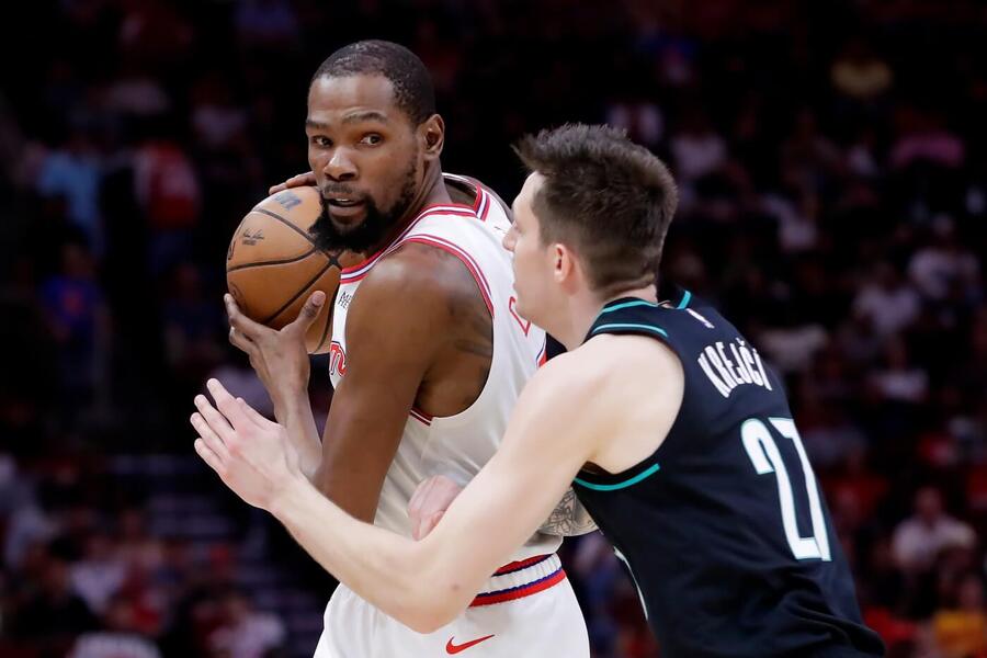 Vít Krejčí brání Kevina Duranta