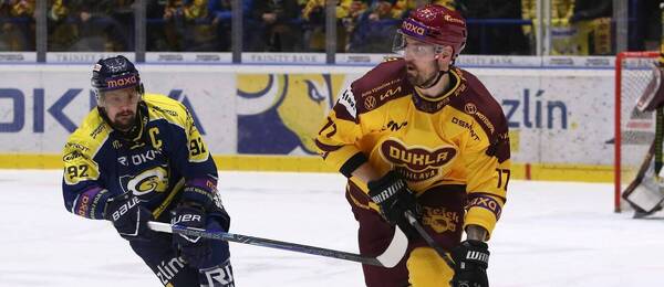 Zápas 4. finále Maxa ligy 2025/26: Na fotce zlínský útočník Petr Holík (vlevo) a Ondřej Dlapa, obránce Dukly Jihlava