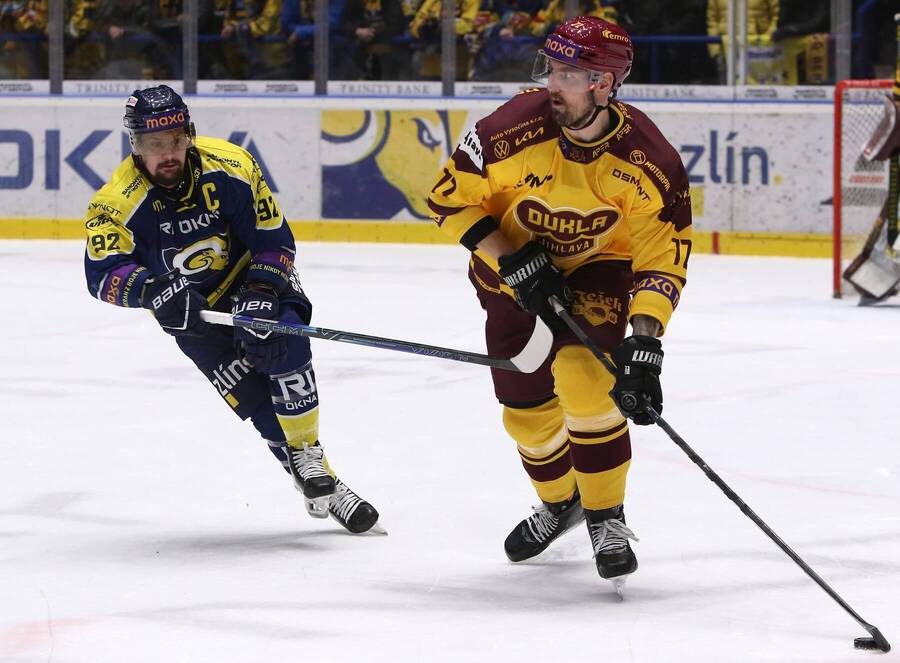 Zápas 4.&nbsp;finále Maxa ligy 2025/26: Na fotce zlínský útočník Petr Holík (vlevo) a&nbsp;Ondřej Dlapa, obránce Dukly Jihlava