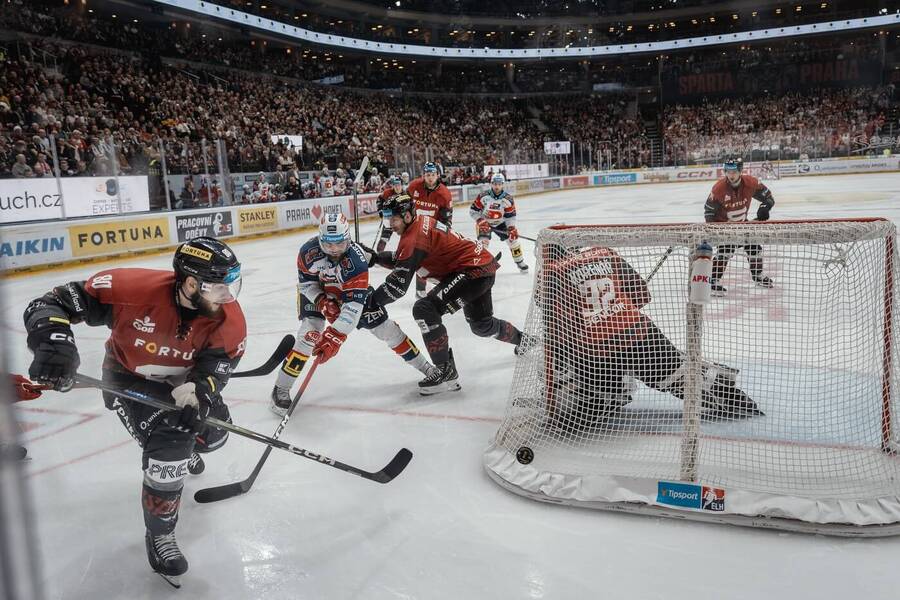 HC Dynamo Pardubice a&nbsp;HC Sparta Praha dnes hrají 6.&nbsp;semifinále, snímek z&nbsp;minulého utkání v&nbsp;Praze