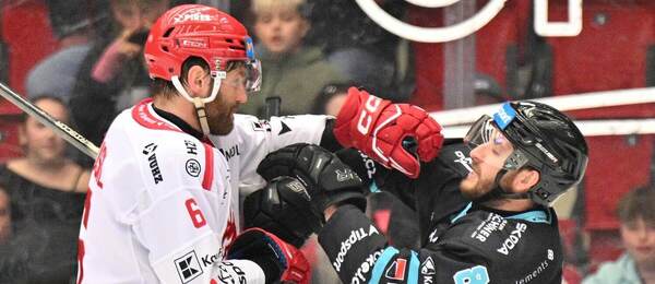 Zápas 4. semifinálového duelu ELH 2025/26: Potyčka mezi třineckým bekem Davidem Musilem (vlevo) a Ondřejem Beránkem, útočníkem Karlových Varů