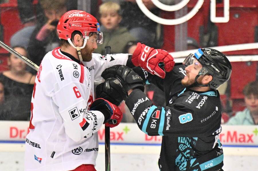 Zápas 4.&nbsp;semifinálového duelu ELH 2025/26: Potyčka mezi třineckým bekem Davidem Musilem (vlevo) a&nbsp;Ondřejem Beránkem, útočníkem Karlových Varů