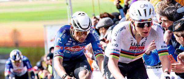 Mathieu Van Der Poel v závěsu za Tadejem Pogačarem