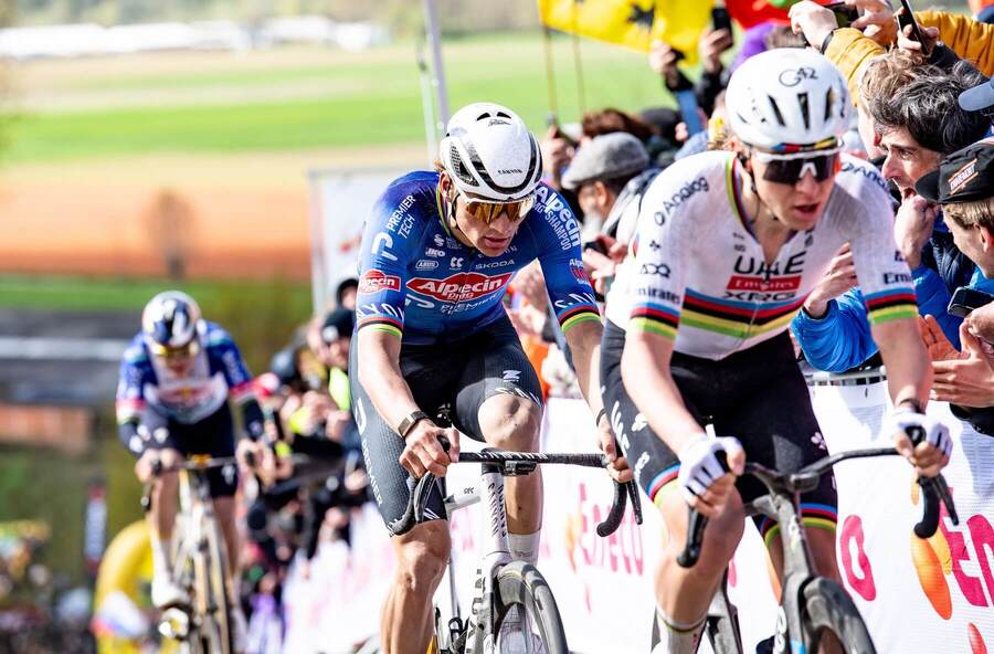 Mathieu Van Der Poel v&nbsp;závěsu za Tadejem Pogačarem