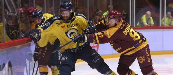 Zápas 5. finále Maxa ligy 2025/2026 - Zleva na snímku zlínský útočník Bedřich Köhler a Filip Dundáček, zadák v barvách Jihlavy