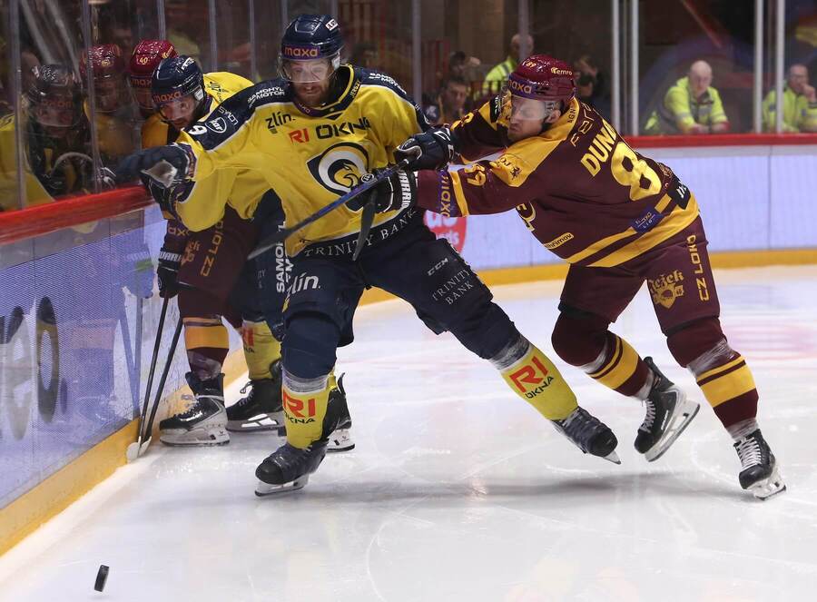 Zápas 5.&nbsp;finále Maxa ligy 2025/2026 - Zleva na snímku zlínský útočník Bedřich Köhler a&nbsp;Filip Dundáček, zadák v&nbsp;barvách Jihlavy