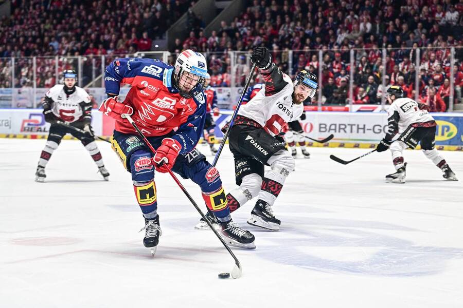 HC Sparta Praha a&nbsp;HC Dynamo Pardubice dnes hrají 6.&nbsp;semifinále play off ELH 2026. Na fotce Jáchym Kondelík a&nbsp;David Němeček v&nbsp;5. utkání.