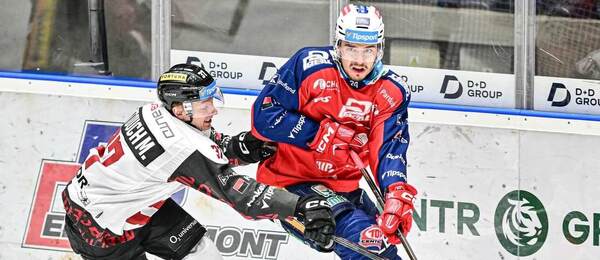 5. zápas semifinále TELH 2025/26 - Zleva sparťanský útočník Michal Vitouch a Libor Hájek, obránce v dresu Pardubic