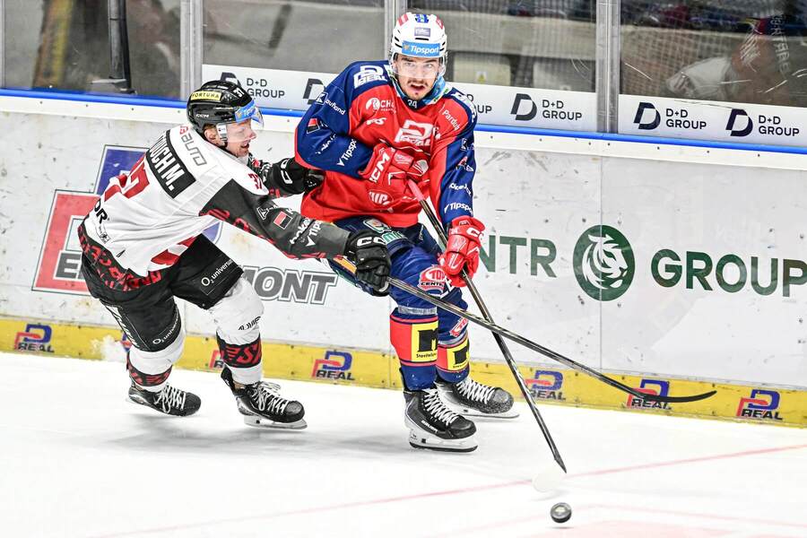 5. zápas semifinále TELH 2025/26 - Zleva sparťanský útočník Michal Vitouch a&nbsp;Libor Hájek, obránce v&nbsp;dresu Pardubic