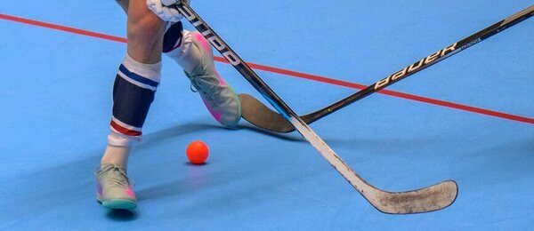 Hokejbal – souboj o oranžový míček v zápase hokejbalového MS juniorů Slovensko vs. USA