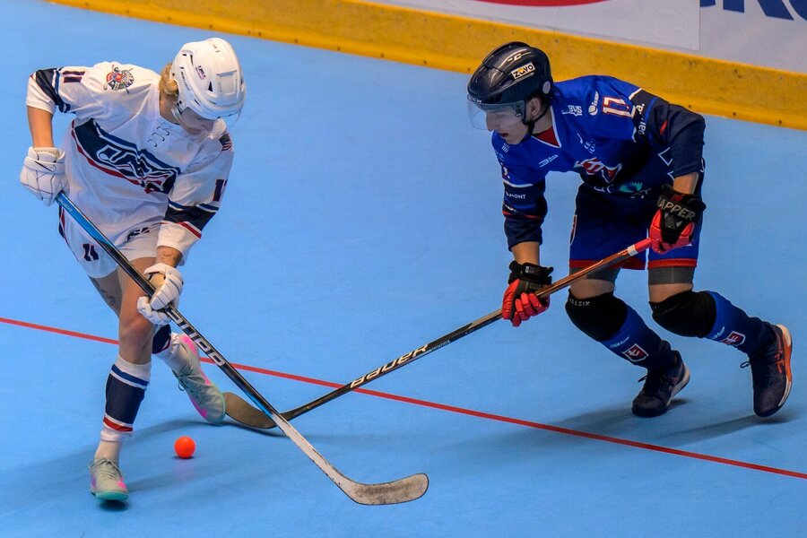 Hokejbal – souboj o&nbsp;oranžový míček v&nbsp;zápase hokejbalového MS juniorů Slovensko vs. USA