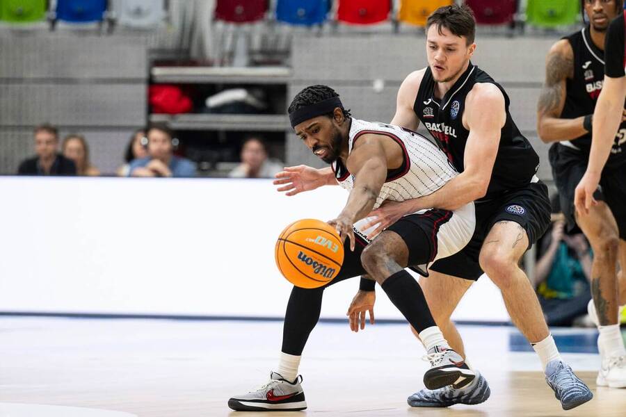 František Rylich brání Jerricka Hardinga, fotka ze zápasu Nymburk vs. Vilnius