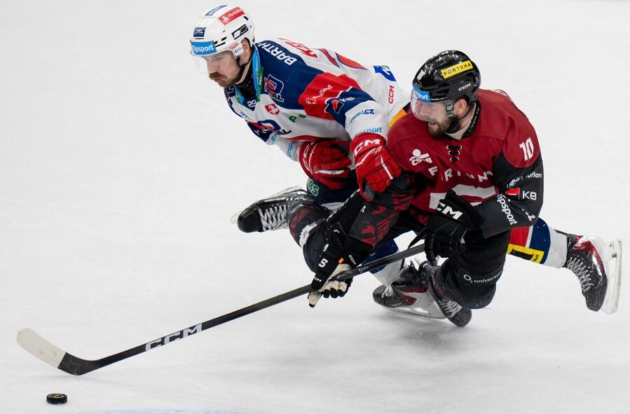 HC Dynamo Pardubice a&nbsp;HC Sparta Praha dnes hrají 7.&nbsp;semifinále play off ELH 2026, zde Miloš Kelemen a&nbsp;Mark Pysyk v&nbsp;6. zápase.
