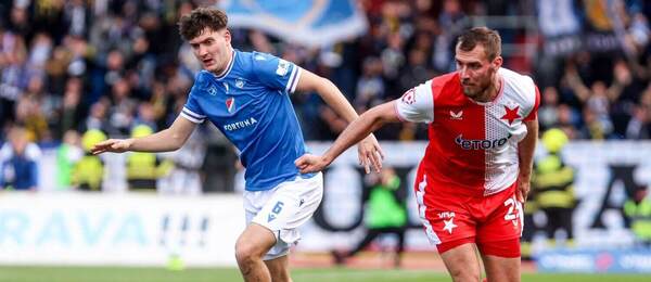 Na fotce zleva ostravský obránce Karel Pojezný a Tomáš Chorý, útočník Slavie Praha