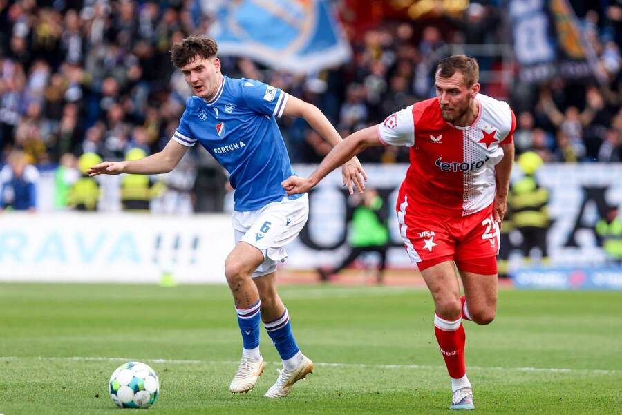 Na fotce zleva ostravský obránce Karel Pojezný a&nbsp;Tomáš Chorý, útočník Slavie Praha