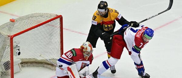 Zápas Česka s Německem na MS 2025: Zleva brankář Čechů Dan Vladař, německý útočník Wojciech Stachowiak a český bek David Špaček