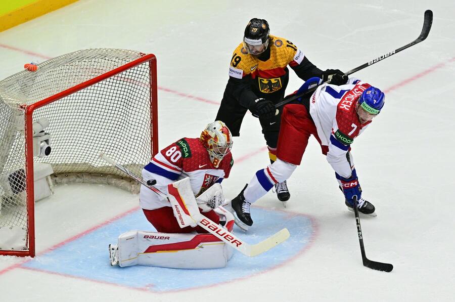 Zápas Česka s&nbsp;Německem na MS 2025: Zleva brankář Čechů Dan Vladař, německý útočník Wojciech Stachowiak a&nbsp;český bek David Špaček