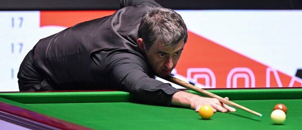 Hráč snookeru Ronnie O'Sullivan u stolu během Mistrovství světa v Crucible
