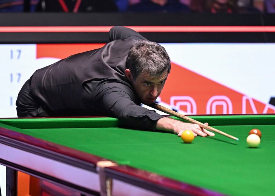 Hráč snookeru Ronnie O'Sullivan u&nbsp;stolu během Mistrovství světa v&nbsp;Crucible