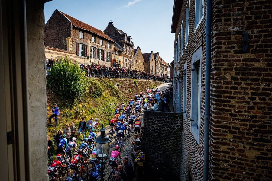Náročná stoupání po úzkých uličkách zdobí Amstel Gold Race