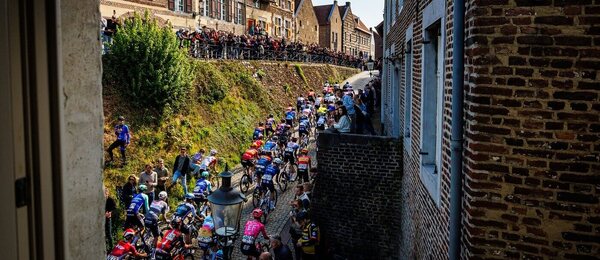 Náročná stoupání po úzkých uličkách zdobí Amstel Gold Race