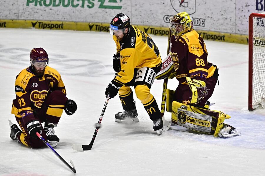Verva Litvínov a&nbsp;Dukla Jihlava dnes hrají 2.&nbsp;zápas baráže o&nbsp;extraligu 2026. Na fotce Jan Strejček, David Kaše a&nbsp;Adam Beran v&nbsp;pátečním 1.&nbsp;utkání.