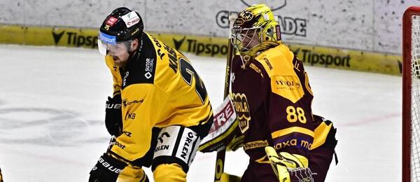 Verva Litvínov a Dukla Jihlava dnes hrají 2. zápas baráže o extraligu 2026. Na fotce Jan Strejček, David Kaše a Adam Beran v pátečním 1. utkání.