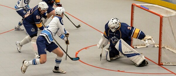 Hráči v akci během zápasu hokejbalové extraligy