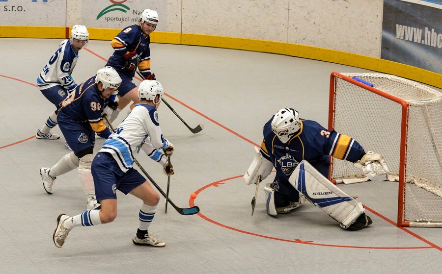 Hráči v&nbsp;akci během zápasu hokejbalové extraligy