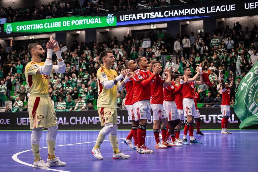 Hráči Benfiky děkují fanouškům po zápase se Sportingem