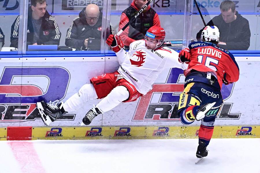 Pardubice a&nbsp;Třinec si ve finále nedarují ani centimetr ledu