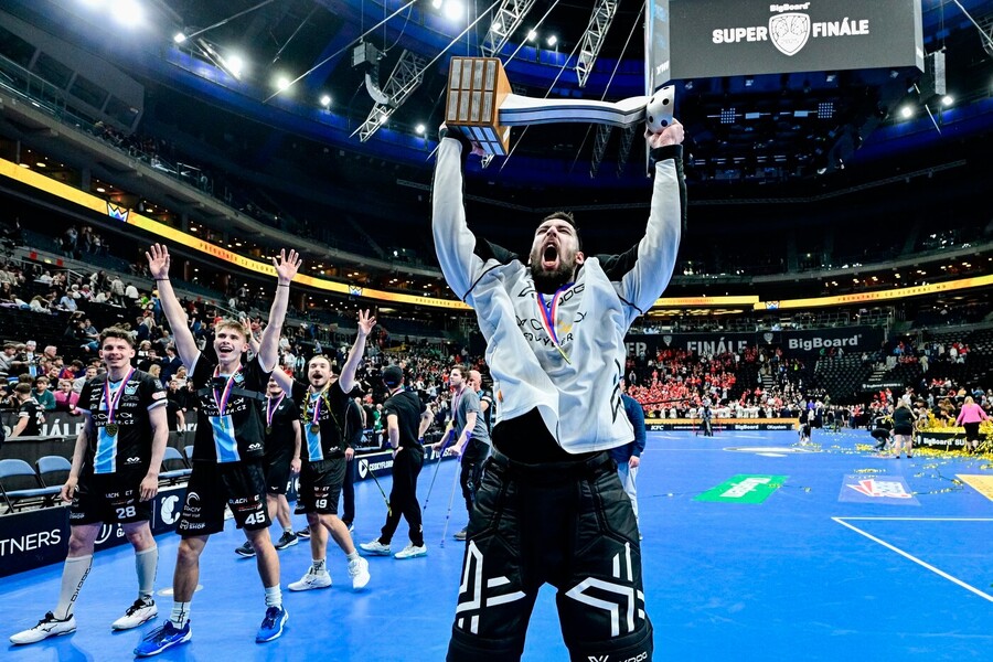 Brankář Mladé Boleslavi Lukáš Bauer s&nbsp;pohárem pro českého florbalového mistra