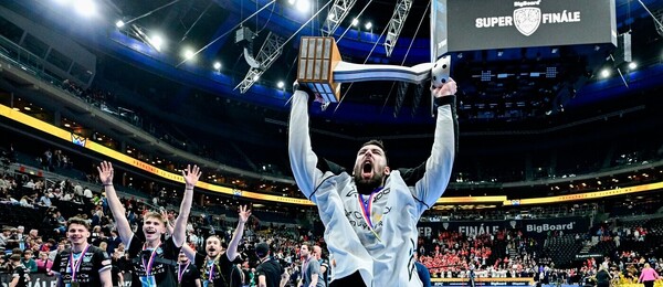 Brankář Mladé Boleslavi Lukáš Bauer s pohárem pro českého florbalového mistra