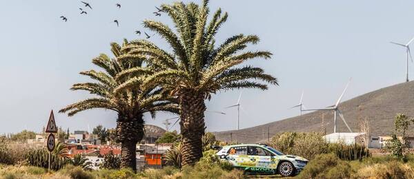 Emil Lindholm se Škodou Fabia RS Rally2 na trati Rally Islas Canarias, fotka z roku 2025