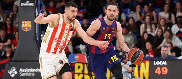 Rozehrávač Barcelony Tomáš Satoranský, brání jej Ognjen Dobric