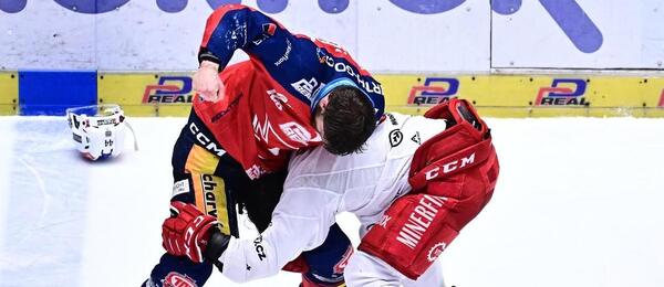 Útočník Pardubic Patrik Poulíček bije třineckého forvard Petra Sikoru