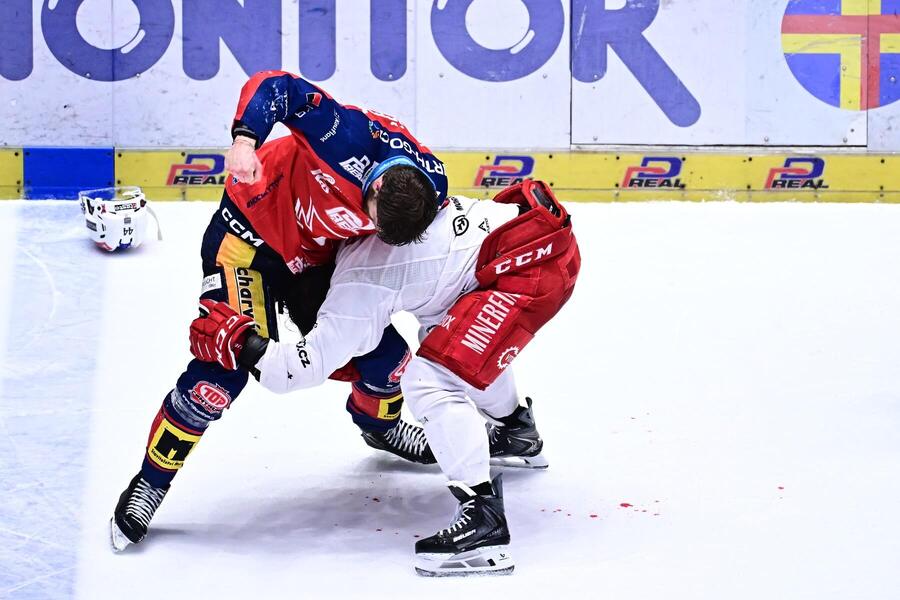 Útočník Pardubic Patrik Poulíček bije třineckého forvard Petra Sikoru