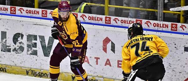 Druhý zápas extraligové baráže 2025/26: Zleva jihlavský obránce Jan Strejček a Matěj Maštalířský, útočník Litvínova